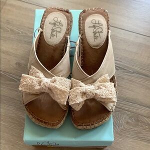 Life Stride Women's Tan Sandals with Bow Size 6